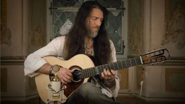 Estas Tonne mit seiner Hanika HE-Lattice Custom